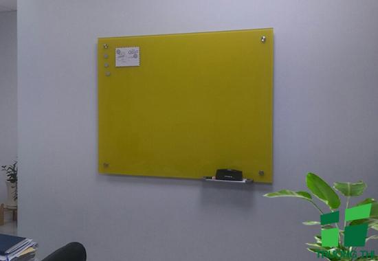 Bảng kính màu vàng treo tường viết bút lông giá rẻ tại TP.HCM