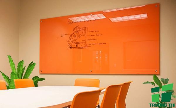 Bảng kính màu cam vừa làm bảng viết vừa trang trí cho văn phòng