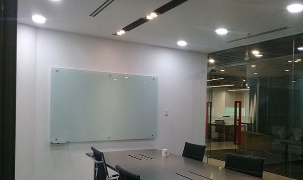 Bảng kính cường lực treo tường làm tăng nét hiện đại cho văn phòng