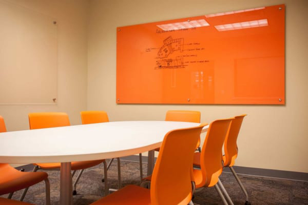 Bảng kính màu cam làm nổi bật màu sắc cho văn phòng